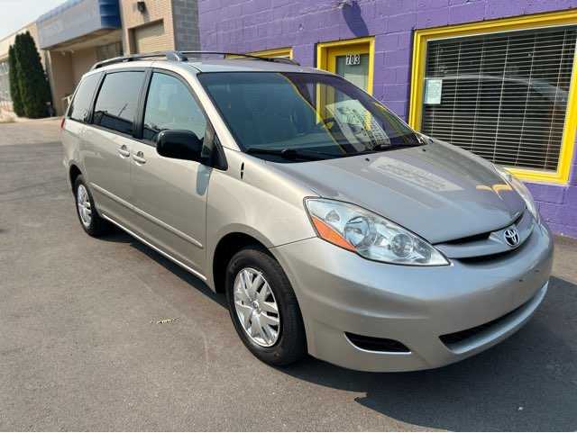 Toyota Sienna Image 2