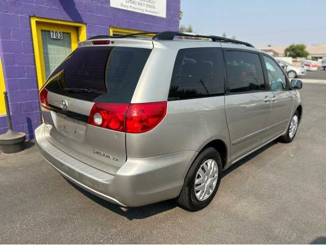 Toyota Sienna Image 3