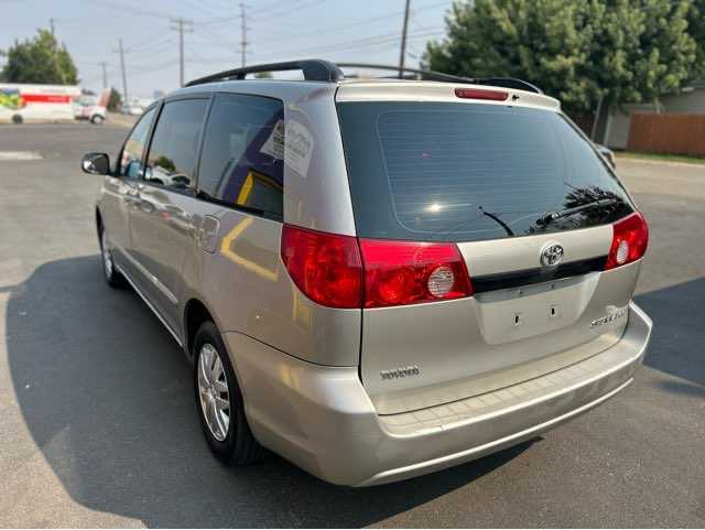 Toyota Sienna Image 4