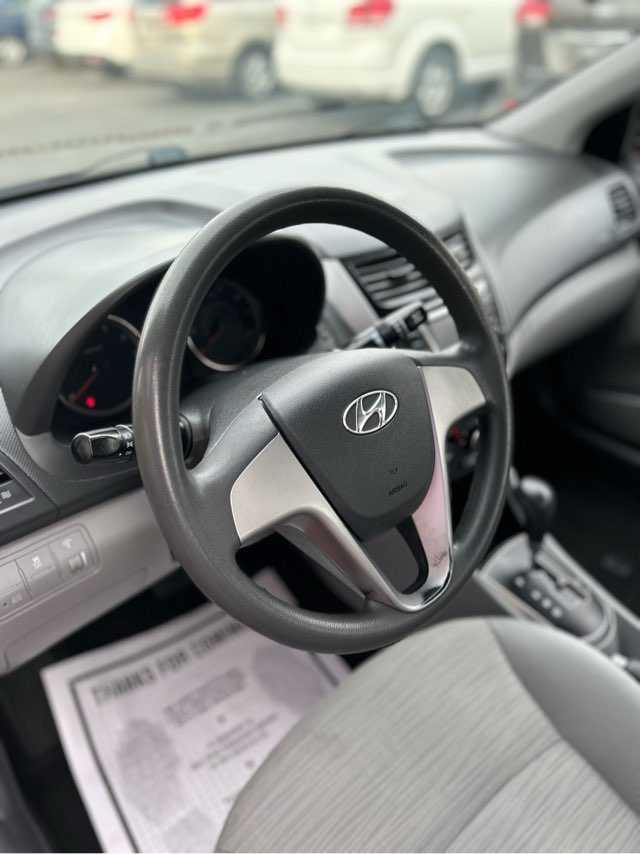Hyundai Accent Image 5